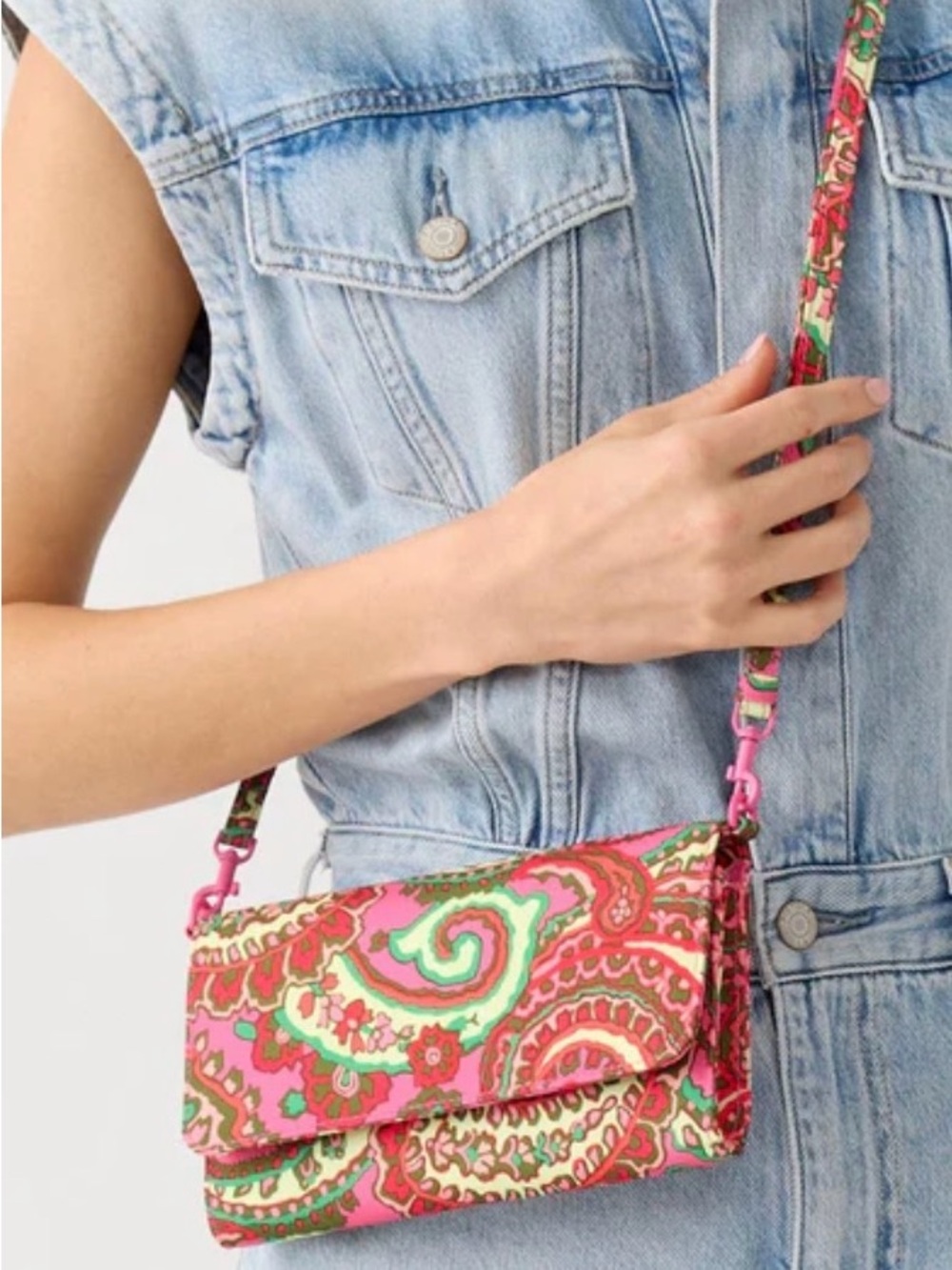 NWT Vera Bradley Coral Pink Paisley Quilted Crossbody Wallet